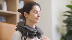 Video som viser fordelene med å bruke Nakkestrekkeren, som mindre nakkesmerter, avslappet nakke og en deilig opplevelse