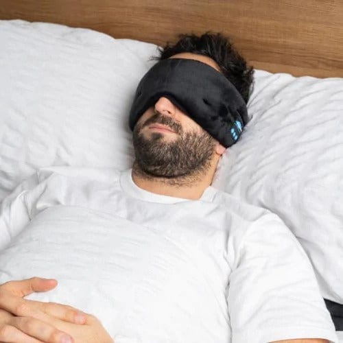 Mann som bruker Enjoying - Bluetooth Sovemaske