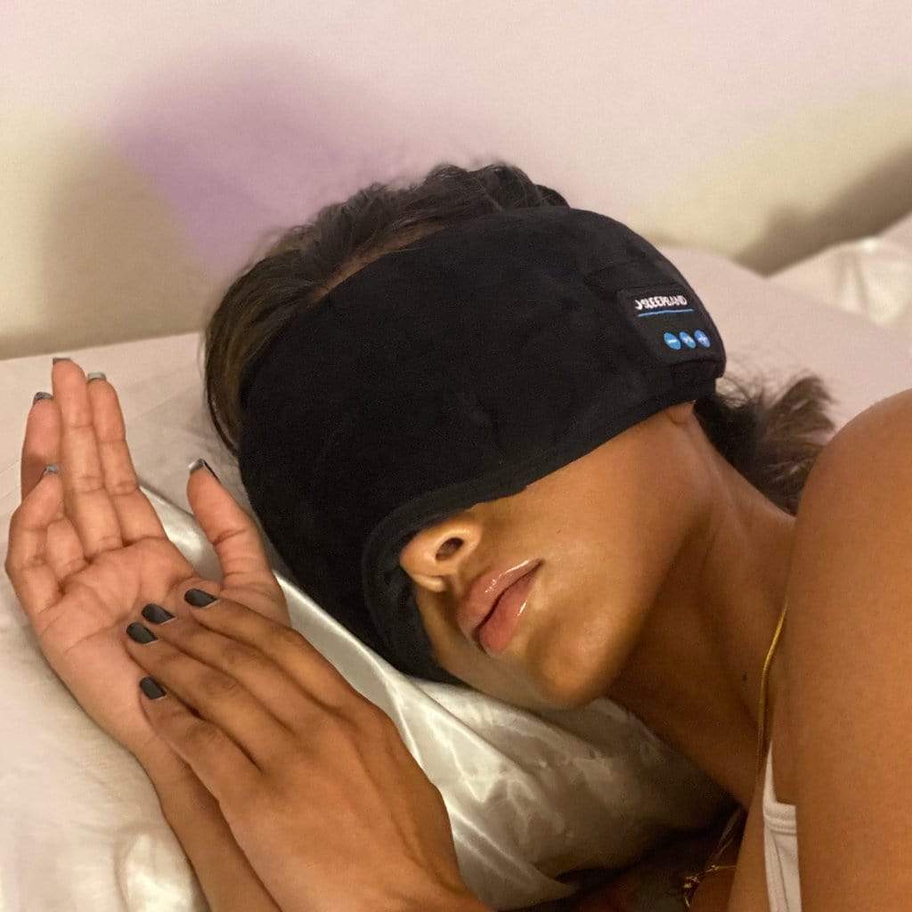 Kvinner som sover med en Bluetooth Sovemaske